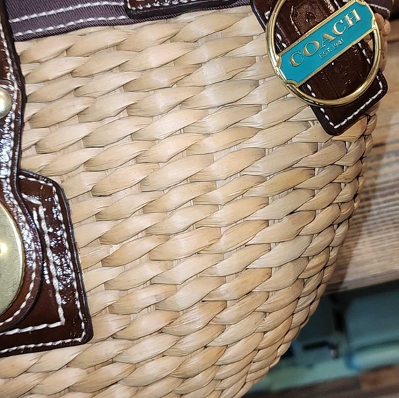 Coach 2008 brown, straw, turn lock basket with brass hardware - Picture 5 of 14